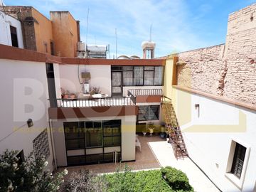 CASA CON LOCAL COMERCIAL Y BODEGA SOBRE CARRANZA (CENTRO) EN VENTA
