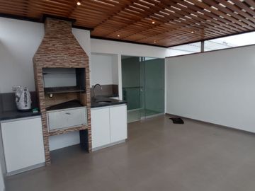 TRIPLEX EN VENTA DE 03 DORMITORIOS FRENTE A PARQUE
