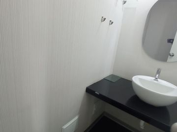 TRIPLEX EN VENTA DE 03 DORMITORIOS FRENTE A PARQUE
