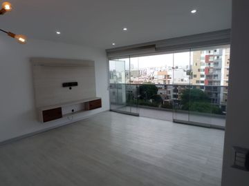 TRIPLEX EN VENTA DE 03 DORMITORIOS FRENTE A PARQUE