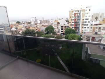 TRIPLEX EN VENTA DE 03 DORMITORIOS FRENTE A PARQUE