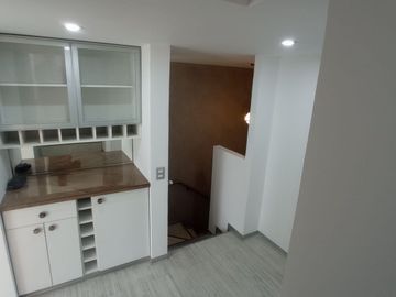 TRIPLEX EN VENTA DE 03 DORMITORIOS FRENTE A PARQUE