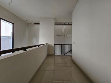 DI RUMAH BARU THE EMINENT CLUSTER PRESTIGIA LEBAR 8 HADAP UTARA SHM