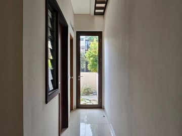 DI RUMAH BARU THE EMINENT CLUSTER PRESTIGIA LEBAR 8 HADAP UTARA SHM