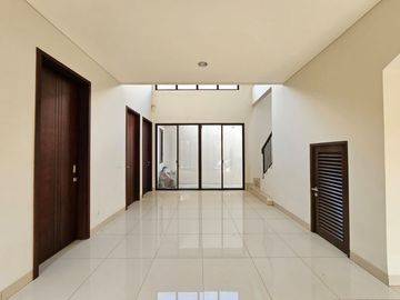 DI RUMAH BARU THE EMINENT CLUSTER PRESTIGIA LEBAR 8 HADAP UTARA SHM