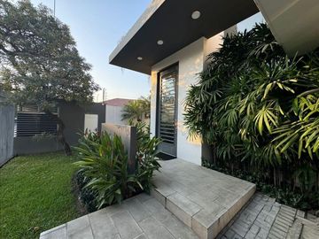 Venta de Casa atrás UEES Samborondon - Vía Samborondón Primeros kilómetros - C021
