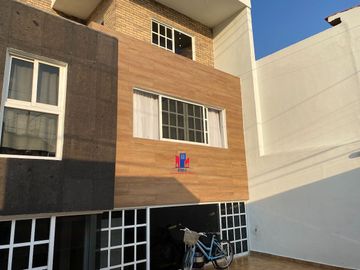 Casa en venta Ciudad Satelite parcialmente remodelada en calle cerrada con vigilancia