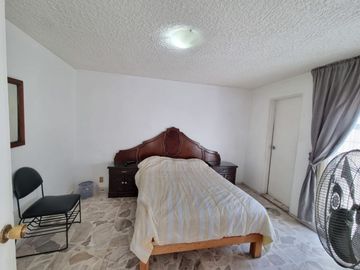 Casa en venta en arboledas una planta con departamento en planta alta.