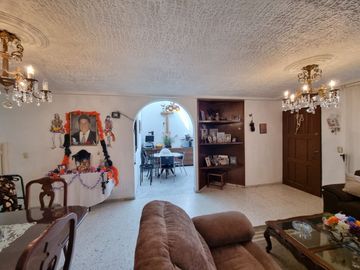 Casa en venta en arboledas una planta con departamento en planta alta.