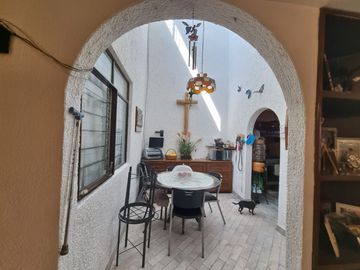 Casa en venta en arboledas una planta con departamento en planta alta.