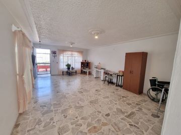 Casa en venta en arboledas una planta con departamento en planta alta.