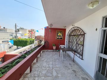 Casa en venta en arboledas una planta con departamento en planta alta.
