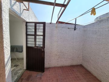 Casa en venta en arboledas una planta con departamento en planta alta.