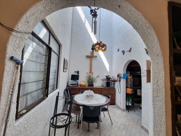 Casa en venta en arboledas una planta con departamento en planta alta.