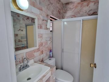 Casa en venta en arboledas una planta con departamento en planta alta.