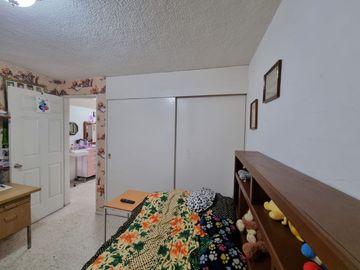 Casa en venta en arboledas una planta con departamento en planta alta.