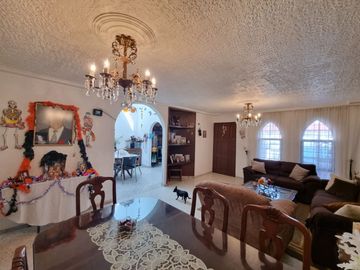 Casa en venta en arboledas una planta con departamento en planta alta.