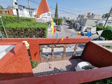 Casa en venta en arboledas una planta con departamento en planta alta.