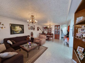 Casa en venta en arboledas una planta con departamento en planta alta.