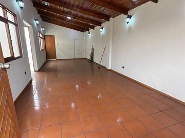 SE VENDE Casa Comercial Cerca A Morales Duarez Con Av. Universitaria