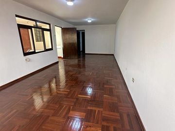 SE VENDE Casa Comercial Cerca A Morales Duarez Con Av. Universitaria