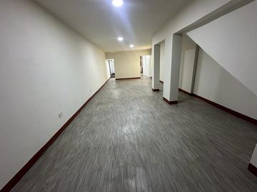 SE VENDE Casa Comercial Cerca A Morales Duarez Con Av. Universitaria