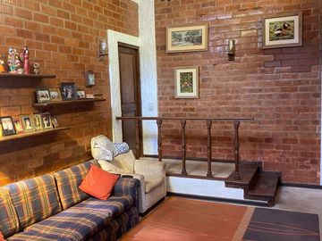 EN VENTA AMPLIA CASA EN LA ENCANTADA DE VILLA PARA REMODELAR O COMO TERRENO