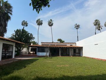 EN VENTA AMPLIA CASA EN LA ENCANTADA DE VILLA PARA REMODELAR O COMO TERRENO
