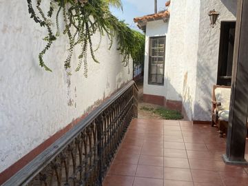 EN VENTA AMPLIA CASA EN LA ENCANTADA DE VILLA PARA REMODELAR O COMO TERRENO