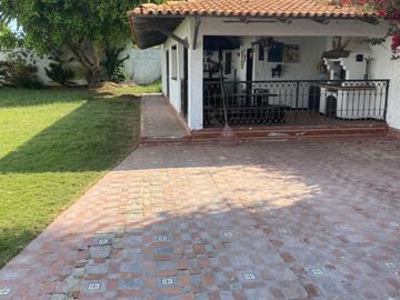 EN VENTA AMPLIA CASA EN LA ENCANTADA DE VILLA PARA REMODELAR O COMO TERRENO