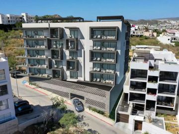 Departamento con acabados de lujo, alberca y gimnasio al aire libre, pre construcción en Cabo San Lucas.