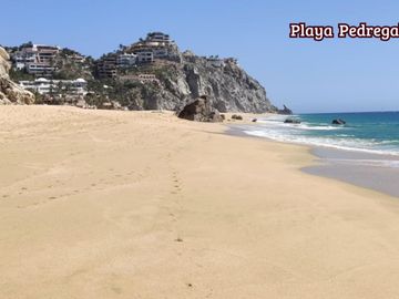 Departamento con acabados de lujo, alberca y gimnasio al aire libre, pre construcción en Cabo San Lucas.