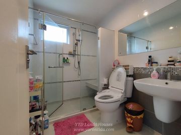 For Sale 2-storey detached house in the Prueklada Suvarnabhumi , corner house near the garden,land area of 66.10 square wa, with a spacious area aroun