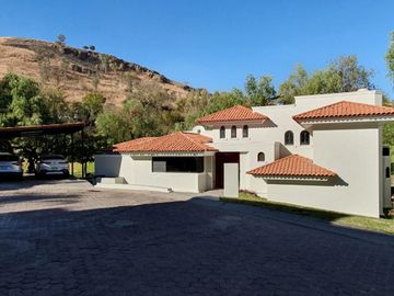 Las Cañadas Hermosa Casa en Venta a Campo de Golf en Coto Privado