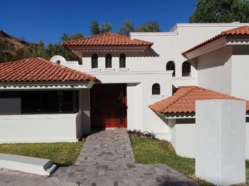 Las Cañadas Hermosa Casa en Venta a Campo de Golf en Coto Privado