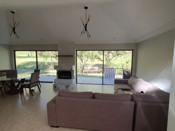 Las Cañadas Hermosa Casa en Venta a Campo de Golf en Coto Privado