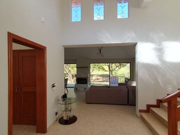 Las Cañadas Hermosa Casa en Venta a Campo de Golf en Coto Privado
