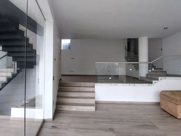 Exclusiva Residencia de Estreno con Diseño Excepcional estilo Mirador.