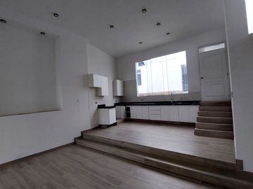 Exclusiva Residencia de Estreno con Diseño Excepcional estilo Mirador.