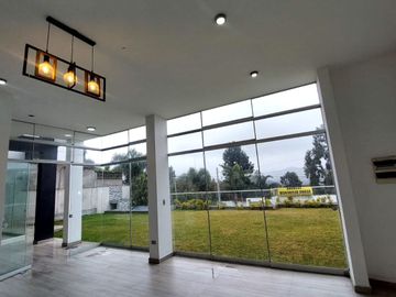Exclusiva Residencia de Estreno con Diseño Excepcional estilo Mirador.