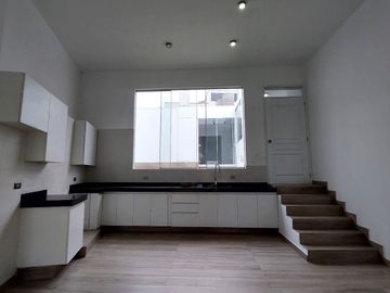 Exclusiva Residencia de Estreno con Diseño Excepcional estilo Mirador.