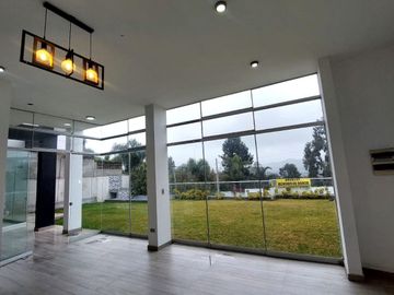 Exclusiva Residencia de Estreno con Diseño Excepcional estilo Mirador.