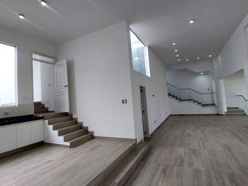Exclusiva Residencia de Estreno con Diseño Excepcional estilo Mirador.