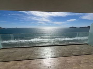 VENTA- Condominio en Crystal Bay frente al mar