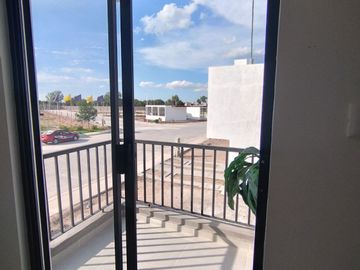 Casa en Villa de Pozos en Privada con amenidades, cerca de CARR 57