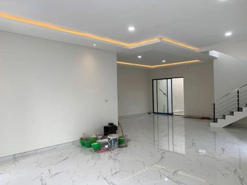 GRESS BARU! Rumah Jemursari Regency 2 Lantai Hook Dekat Raya Tenggilis Prapen