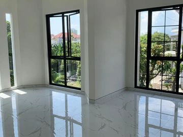 GRESS BARU! Rumah Jemursari Regency 2 Lantai Hook Dekat Raya Tenggilis Prapen