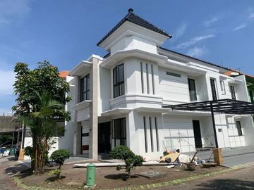 GRESS BARU! Rumah Jemursari Regency 2 Lantai Hook Dekat Raya Tenggilis Prapen