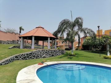 CASA EN VENTA CON ALBERCA CERCA DE LA ALBERCA OLIMPICA EN TEZOYUCA