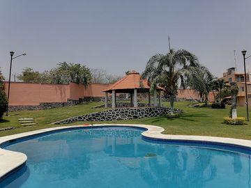 CASA EN VENTA CON ALBERCA CERCA DE LA ALBERCA OLIMPICA EN TEZOYUCA